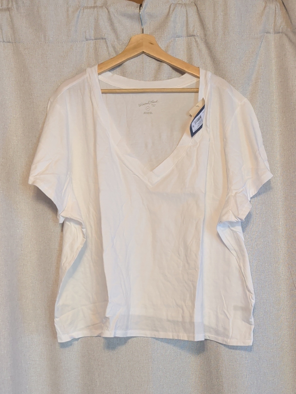 Universal Thread White V-Neck Short Sleeve Tee - Relaxed Fit